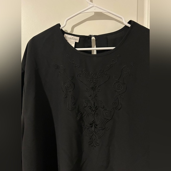 🎉Maggie Barnes Black Embroidered Blouse - Picture 2 of 7